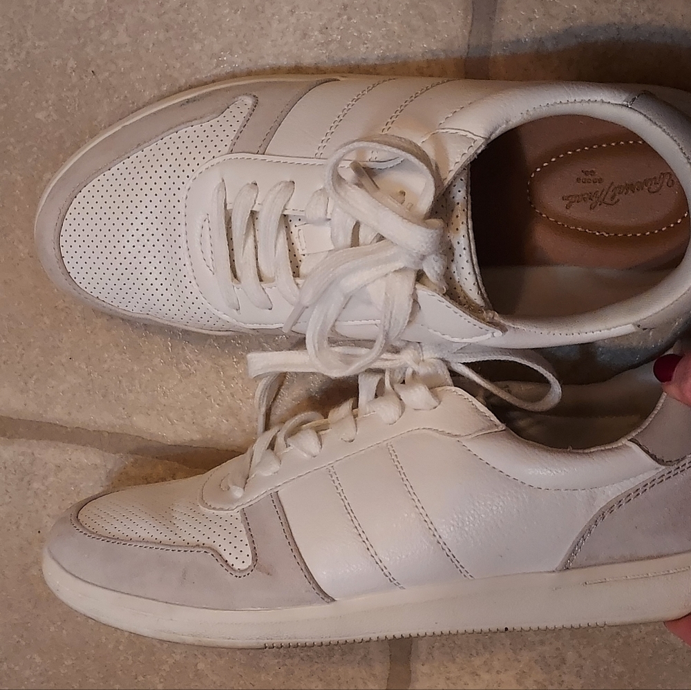 Universal thread leather tennis shoes